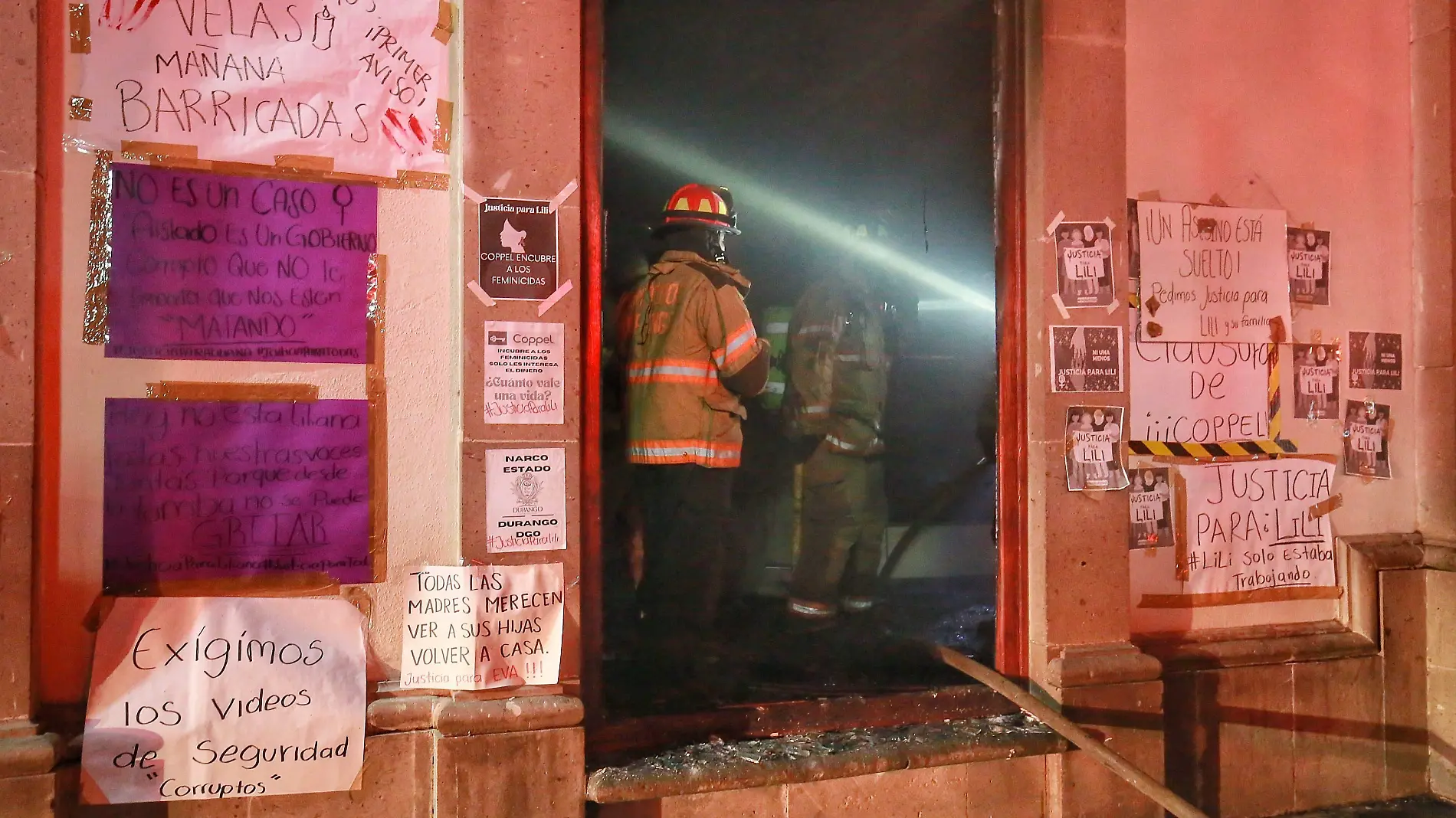 Manifestantes prenden fuego a tienda Coppel; exigen justicia para Lili